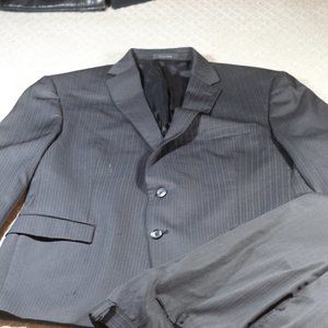 Calvin Klein Size 46R 100% Wool Black Pinstripe Two Button Suit 38x30 Pants